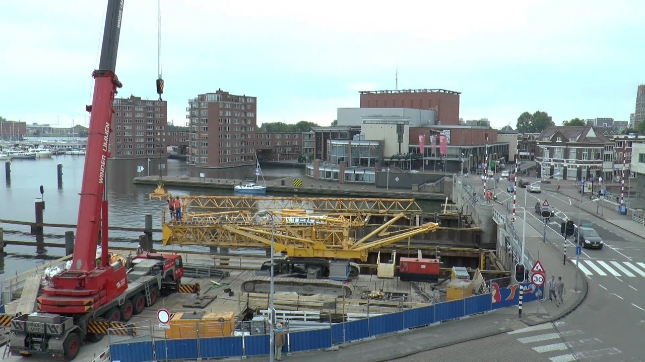 Opbouw torenkraan werkplatform zuidoost Wilhelminasluis Zaandam