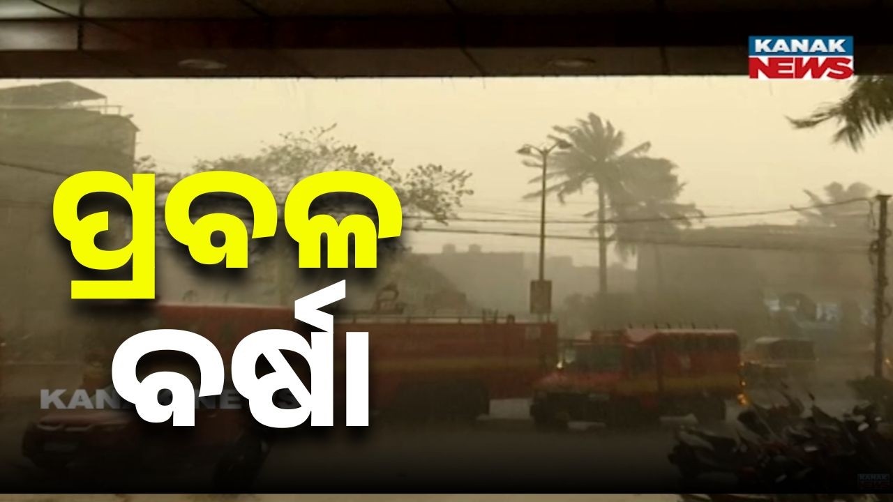 Heavy Rain & Strong Winds Lash Bhubaneswar | Driving Becomes Risky on City Roads