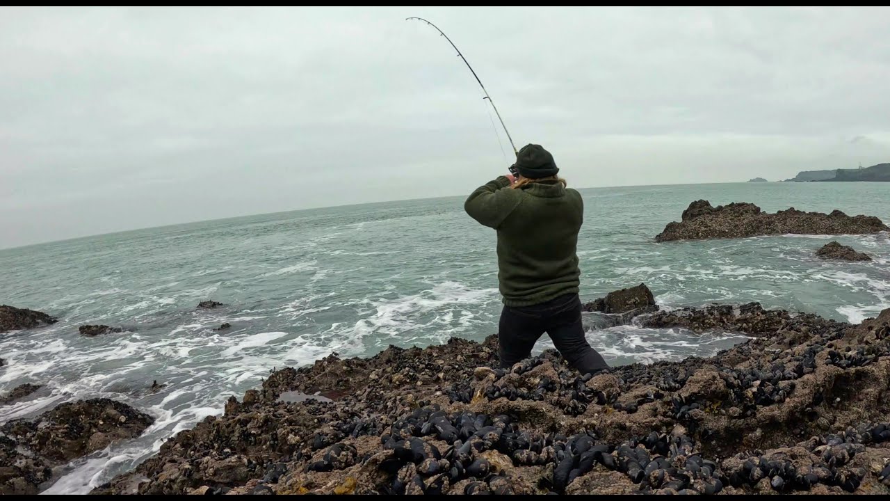 Pêche depuis une pointe rocheuse