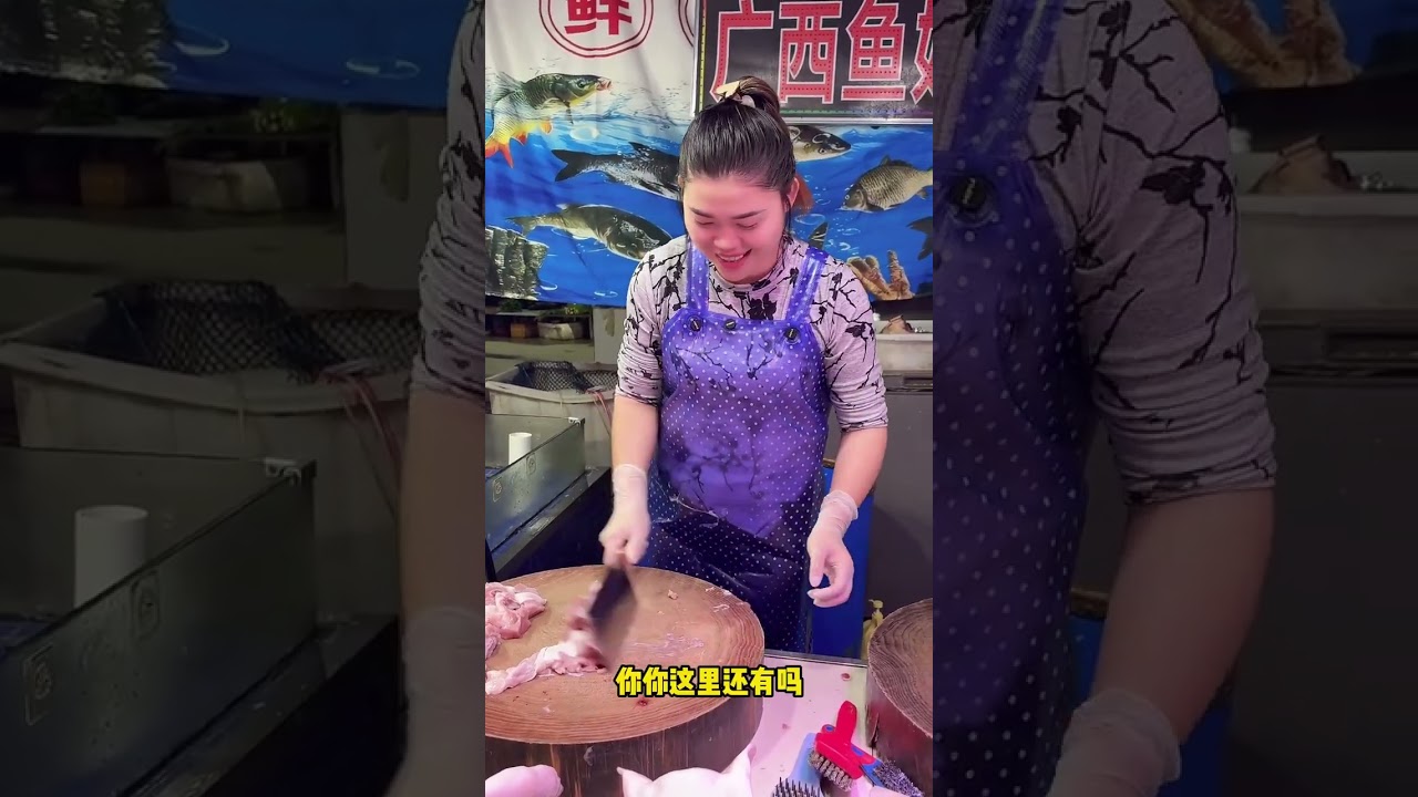 人间有爱世界有光！给卖菜老人分猪肉，平凡中的感动最戳人#正能量 #善良 #刀工 #厨房菜刀