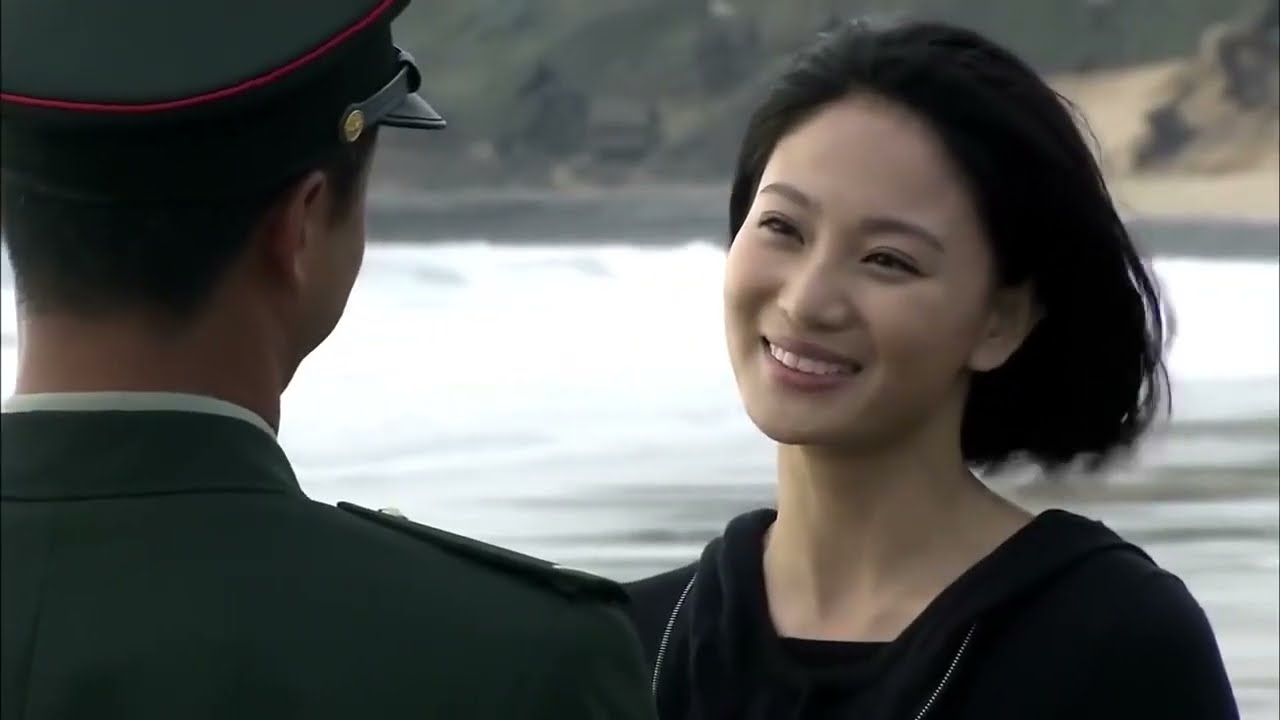 特种兵和战友在海边玩，女朋友在一旁吃醋了
