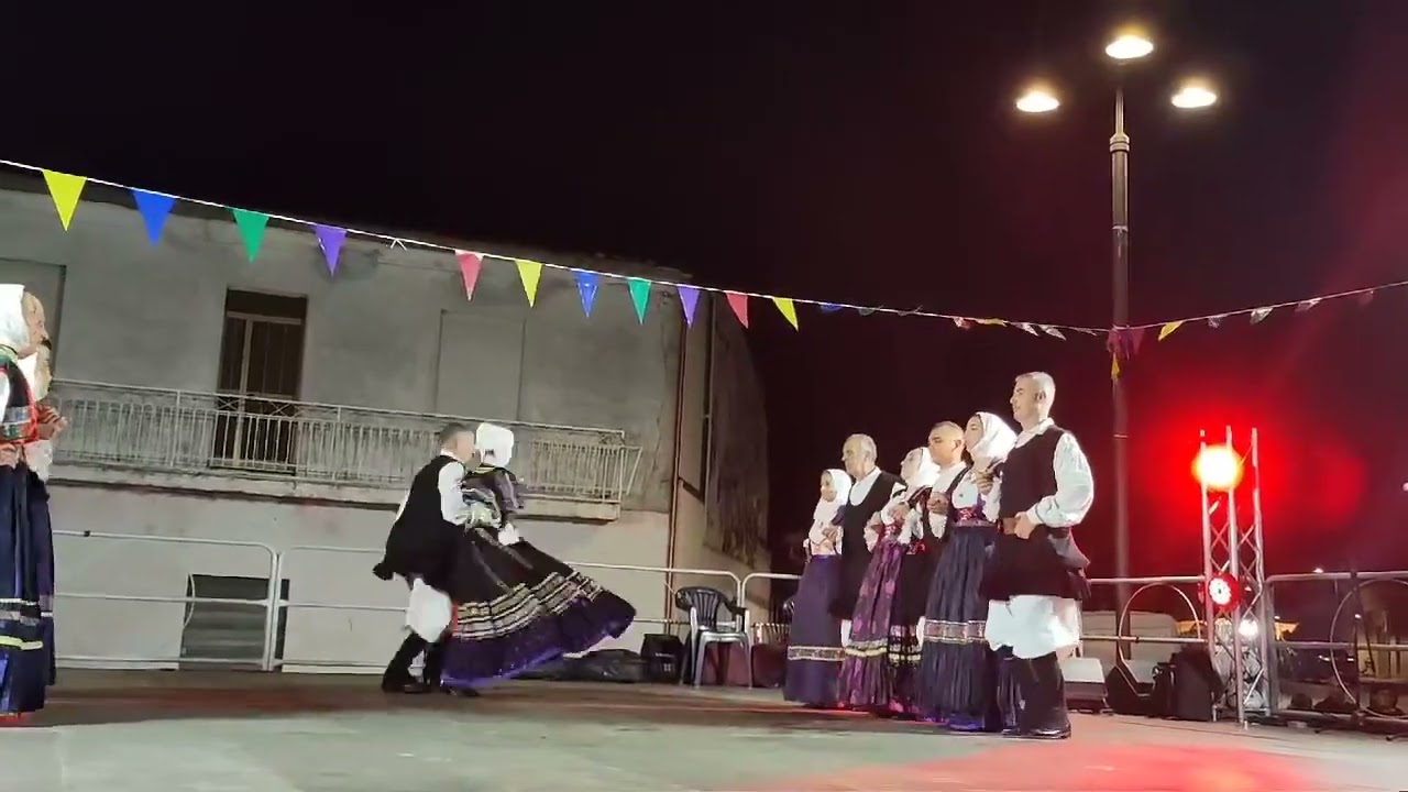 Mariantonetta Bosu  gruppo folk  San Nicola di Ottana ballo sardo ballu tundu