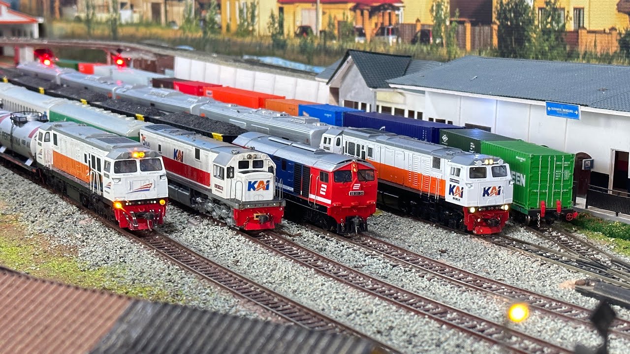 Kereta api CC201,BB301 & CC206 gerbong batu bara & pertamina menabrak mobil sedan hingga terpental