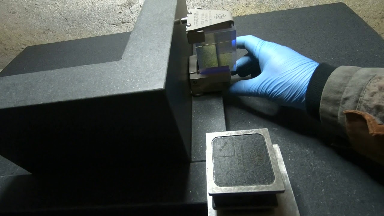 Mesure de précision d'une équerre en granite à l'autocollimateur