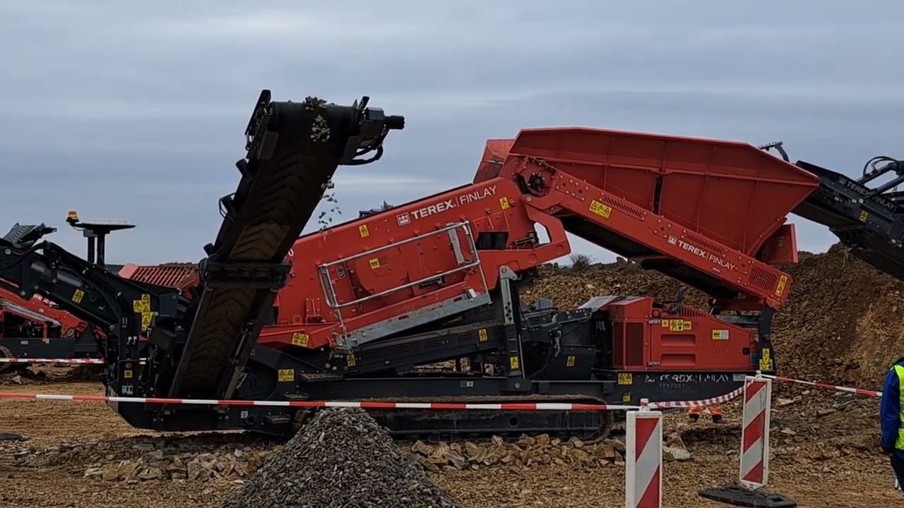 FINLAY 870 Heavy Duty Screener working with jaw crusher FINLAY J-960