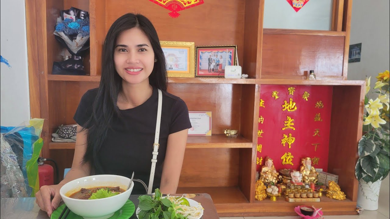 ព្រឹកឡើងនៅស្រុកខ្មែរដើរញាំអីនៅជិតផ្វះ🇰🇭Breakfast after the party last night 