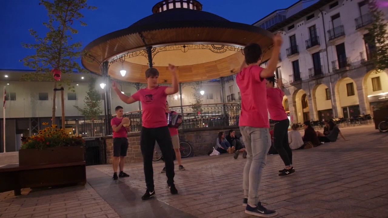 Marea Arroxa dantzan!