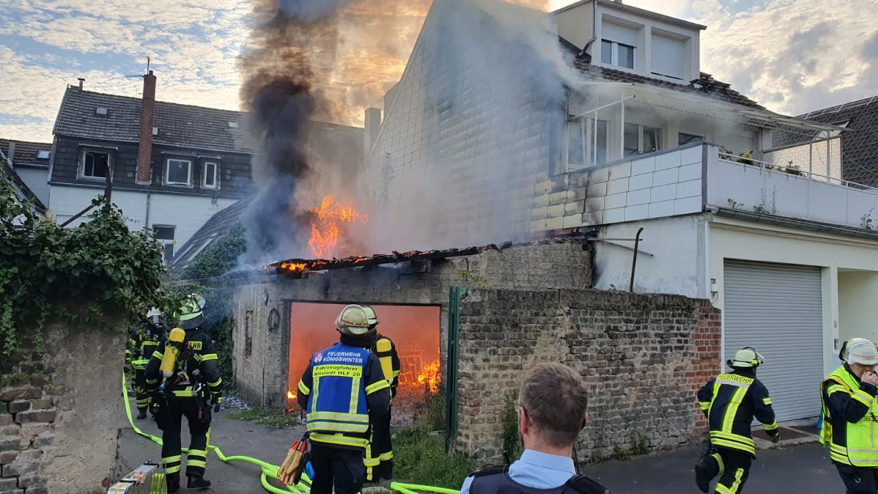 Garagenbrand greift auf Wohnhaus über - 2 Alarmstufenerhöhungen in Königswinter-Altstadt am 11.8.23