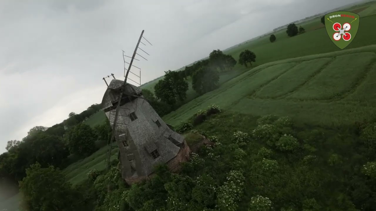 Lot dronem FPV wok&oacute;ł XVIII-wiecznych wiatrak&oacute;w na Pomorzu
