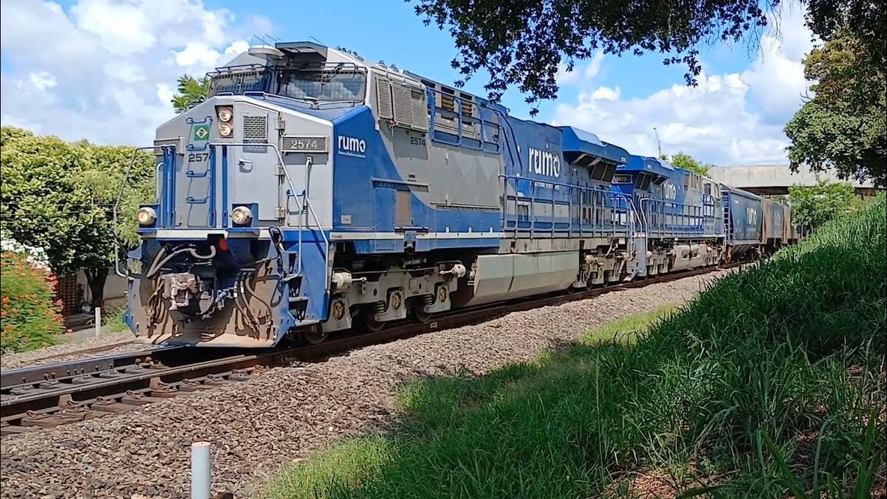Trem graneleiro carregado com dupla de locomotivas ES44ACI 2574 e 9619