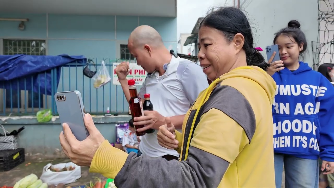 MINH RÂU CHƠI LỚN : HÔM NAY AI CŨNG ĐƯỢC TẶNG 2 CHAI NƯỚC MẮM NHÉ