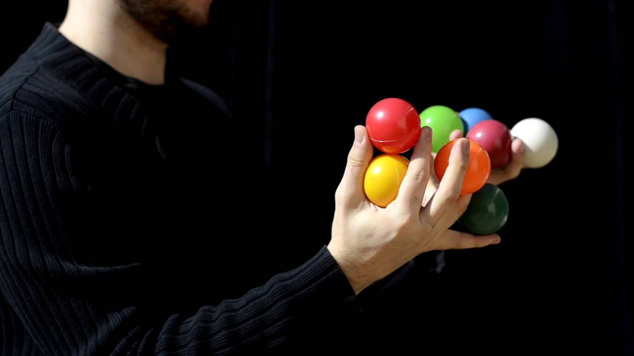 Caio Ferreira's 8 Ball Roll (Billiard Ball Manipulation) | Ilusionismo