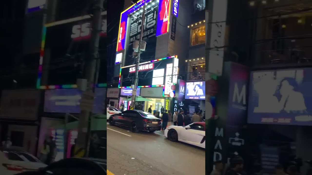 Late night walk in Hongdae Fashion Street, Seoul #southkorea #seoulnight
