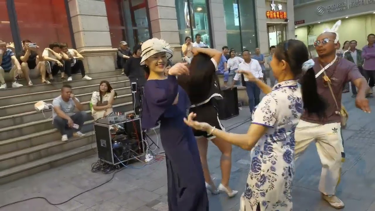 头脑受刺激的横店凤姐，去万盛街当女大神，跳起舞来别有一番风味