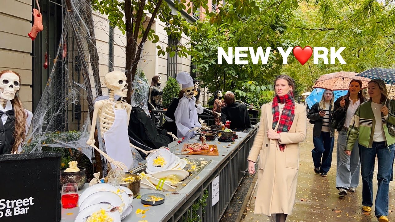 [4K]🇺🇸NYC FALL Walk🗽Spooky Rainy Day in West Village 🎃👻 NYC‘s Halloween Decorations | Oct 2025