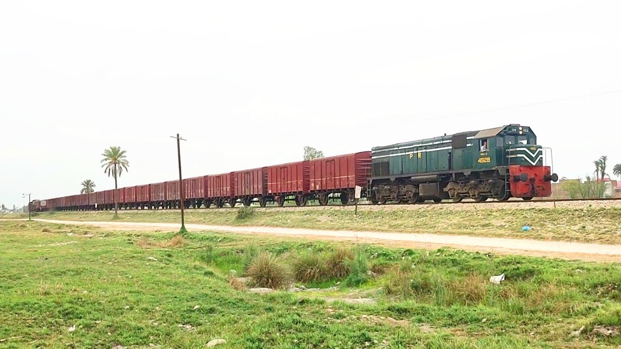 Rail Fanning in Ramadan|| Capturing Roaring Old Locomotives of Pakistan Railways with Longest Trains