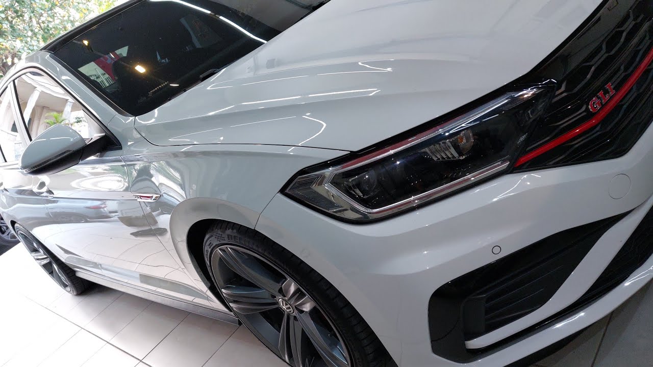 Volkswagen Jetta Gli stg2 Como fazer upgrade no som sem perder espaço no porta-malas!