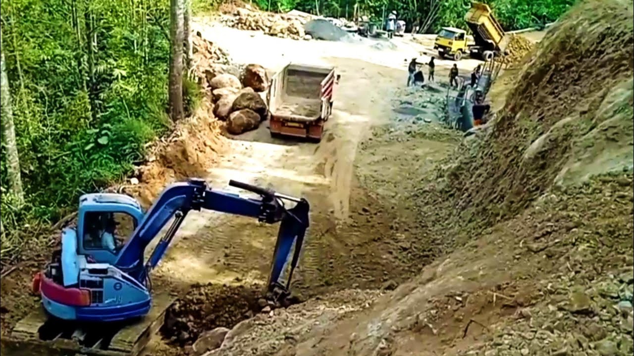 Dump Truck Dan Mini Excavator Beko Komatsu proyek Pembuatan jalan.