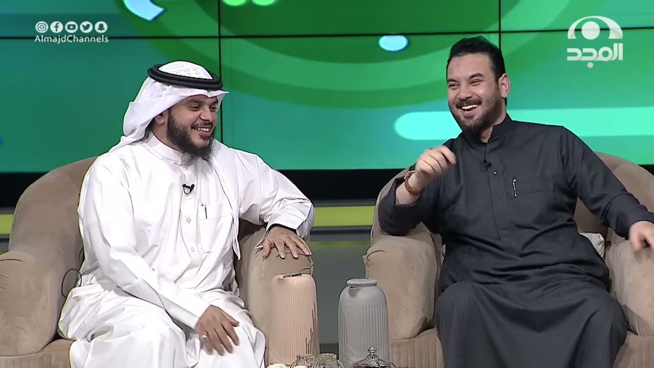 هوشة بين مقدمي البرنامج بسبب لون الثوب !! 🙄😂
