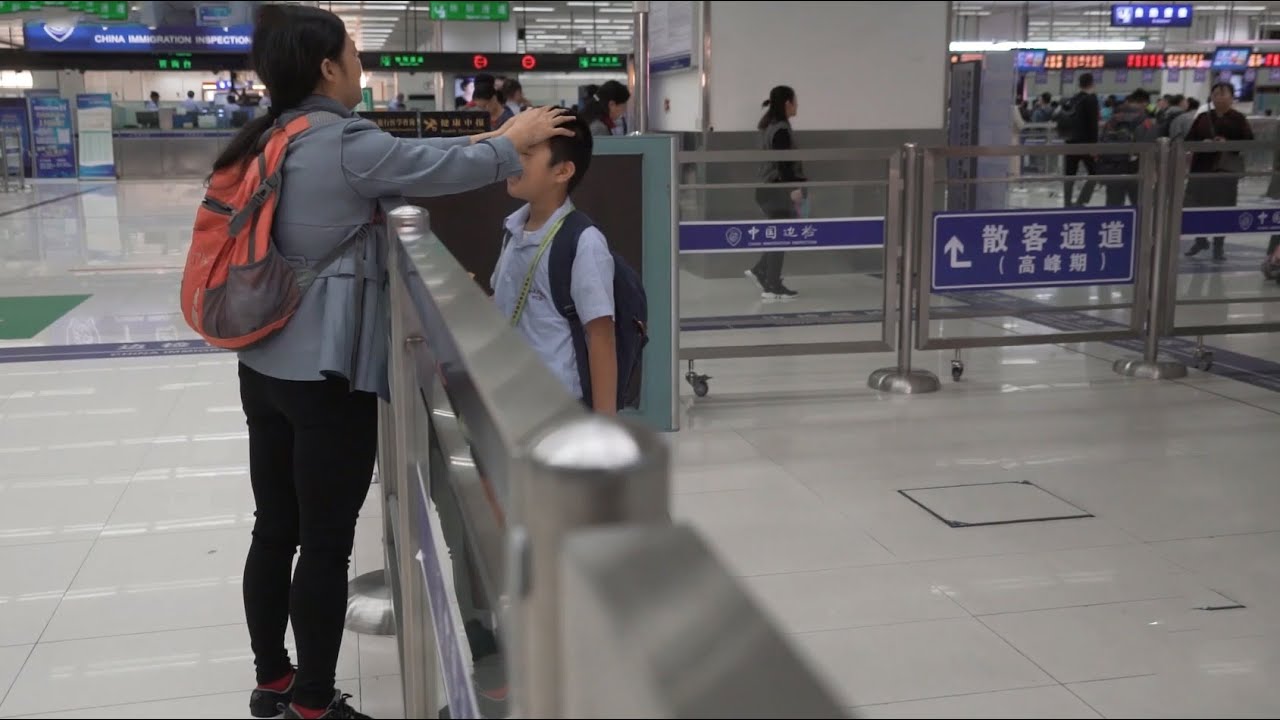 【在人间】9岁儿童每日跨深港求学，家长：“有机会还是想让他回深圳读书”