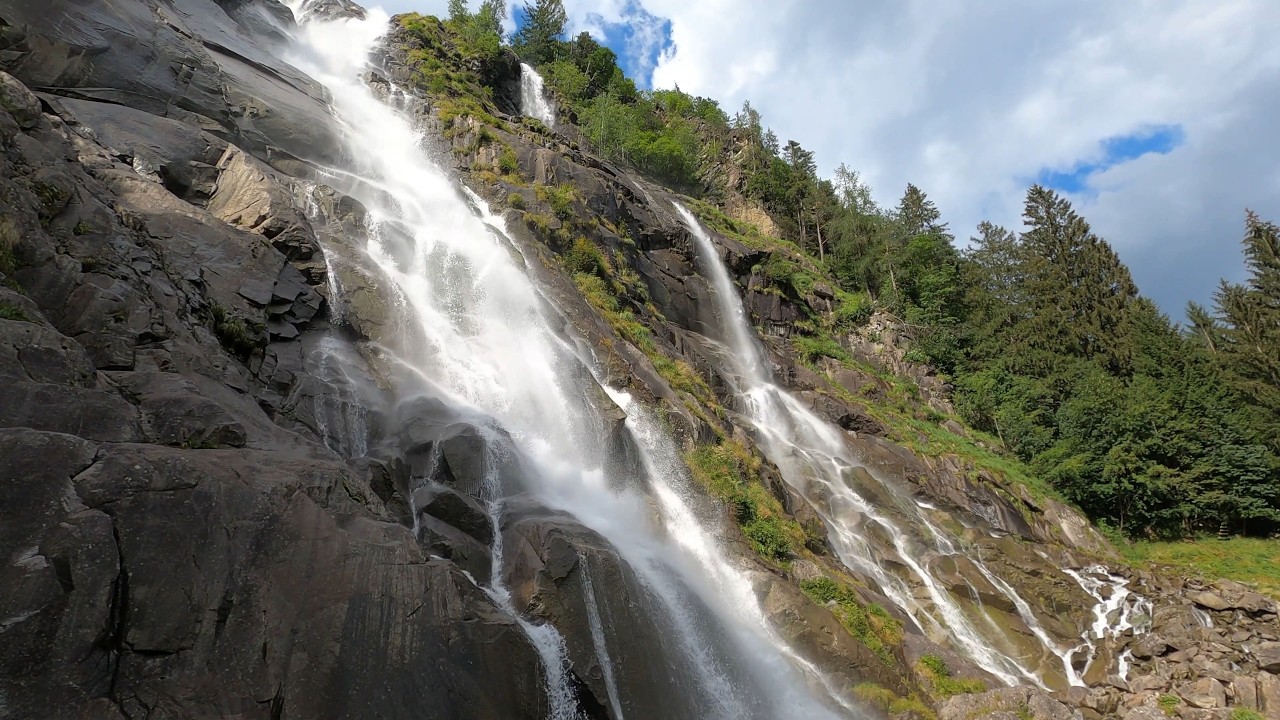 Musique de méditation en pleine nature devant une grande cascade ( sons de la nature )