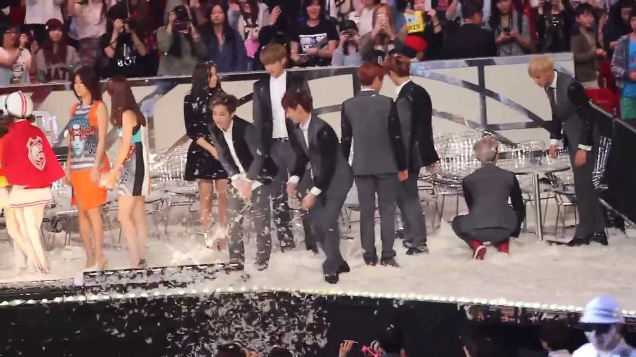 [FanCam 1080p]131122 EXO playing with feather @MAMA2013