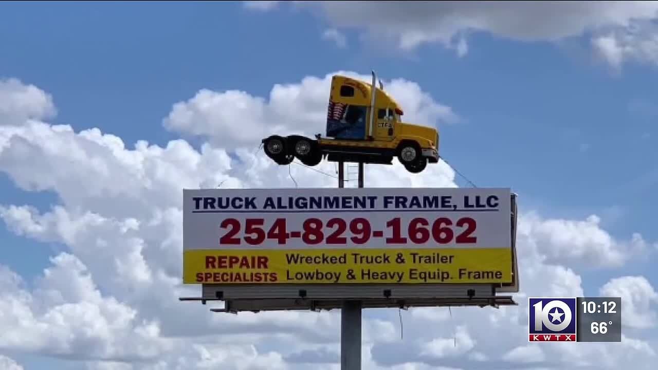 Желтый грузовик, стоявший на рекламном щите в Уэйко, был демонтирован после почти 30 лет эксплуат...