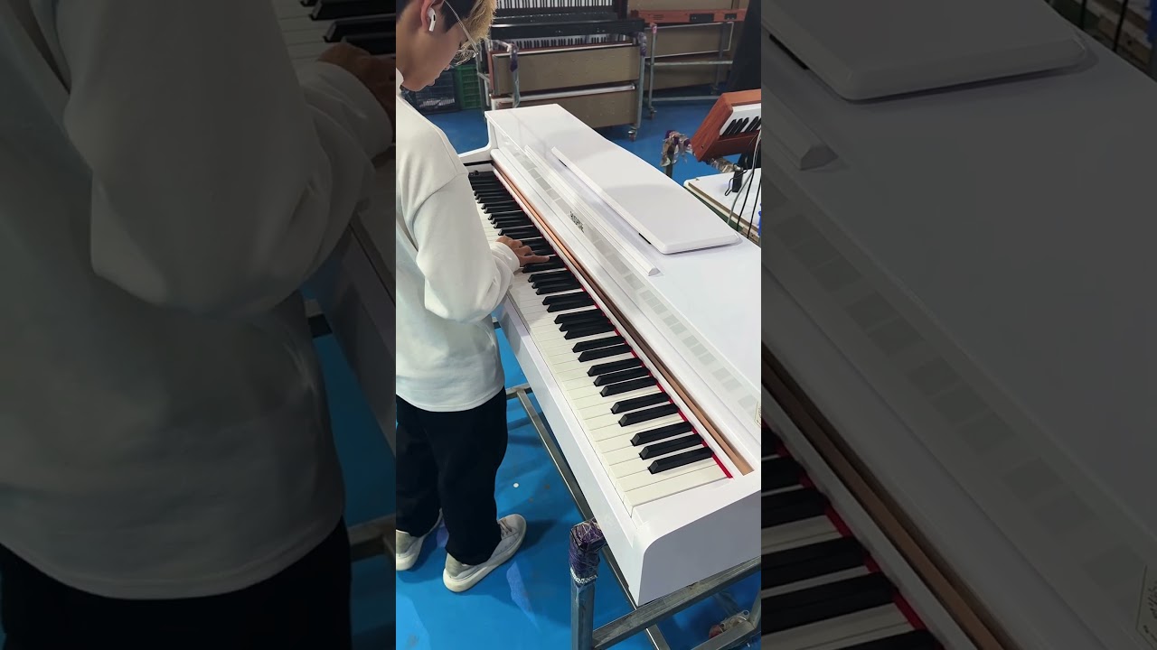 Classic white electric piano with excellent sound quality