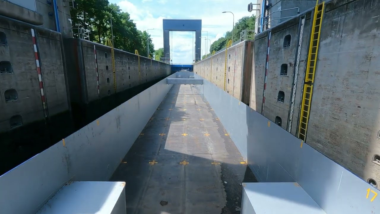 Vaart van Hellouw naar Heel op de Maas.
