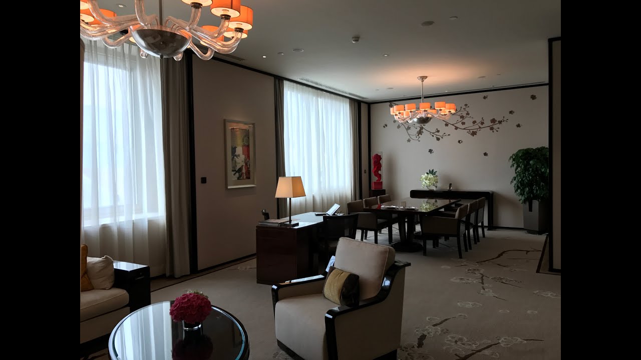 Peninsula Hong Kong Deluxe Suite