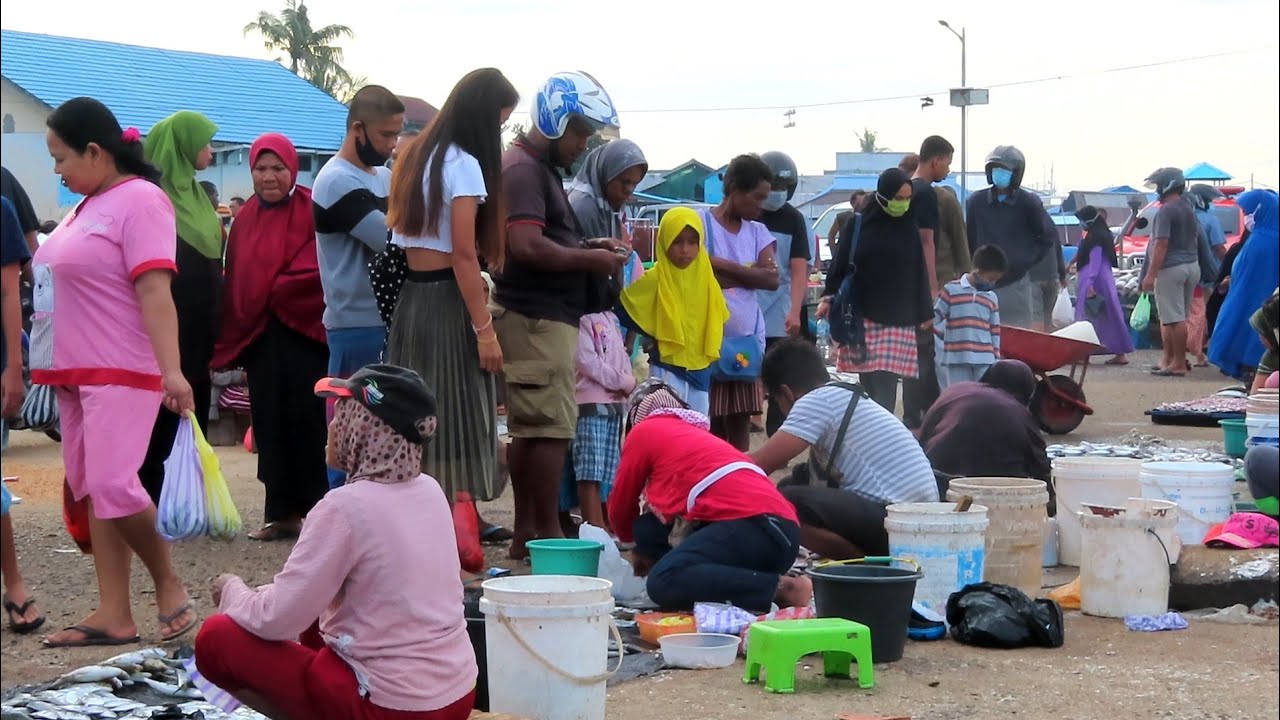 Pasar Ikan Tradisional Papua  jual ikan dengan cara unik