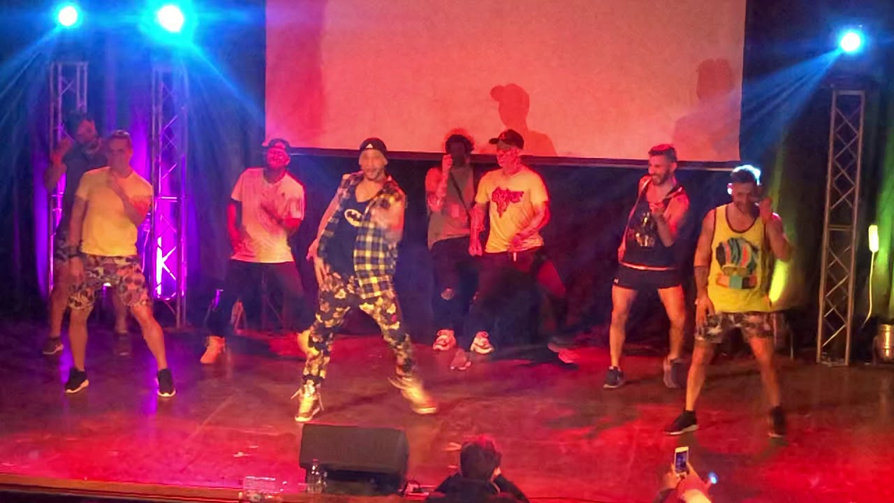 A ESA AGAPORNIS ZUMBA