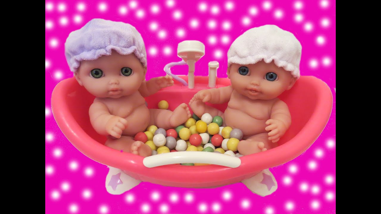 TWIN DOLL BATH Dolls Pretend Play Gumballs Surprise Kinder MLP Lil Cutesies How to bath 우스꽝스러운 バブルガム