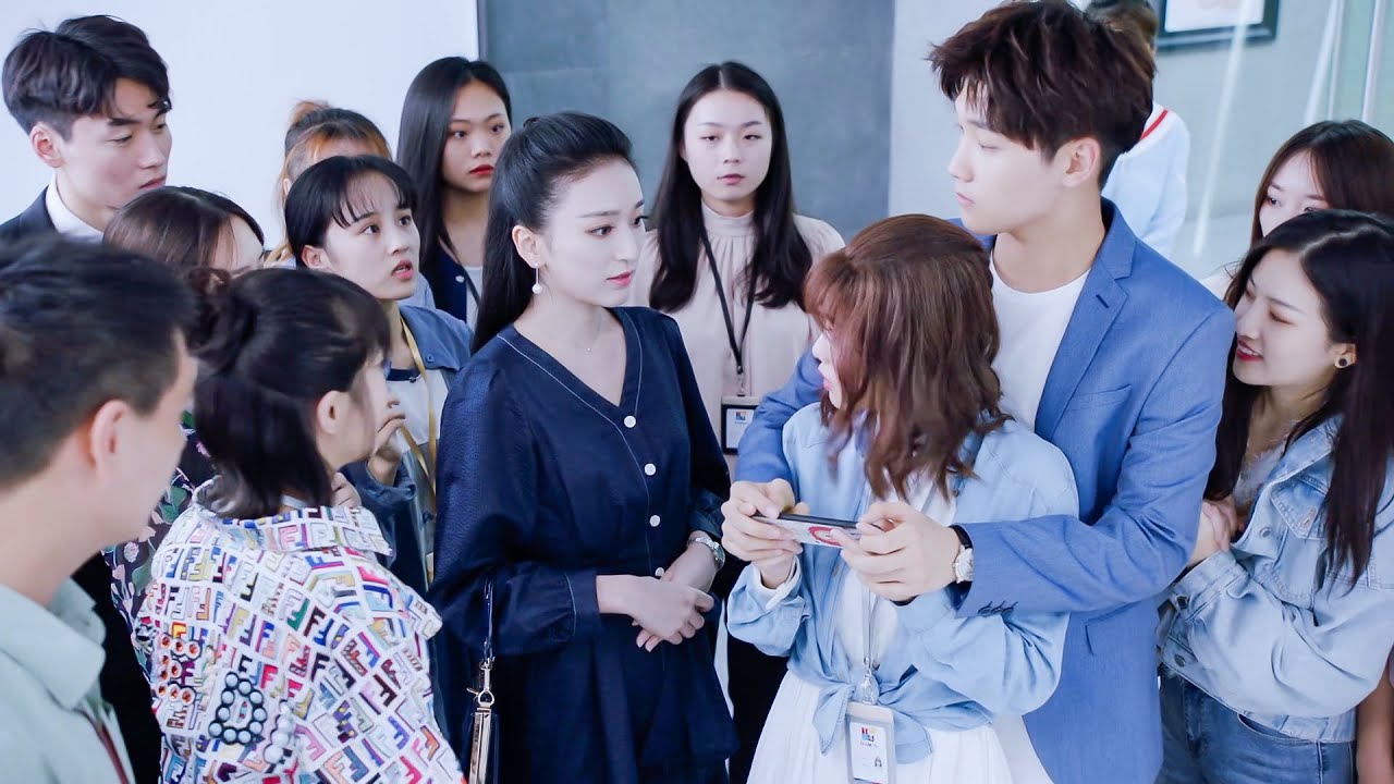 The CEO hugged his wife in public to show his affection, and his mistress collapsed!