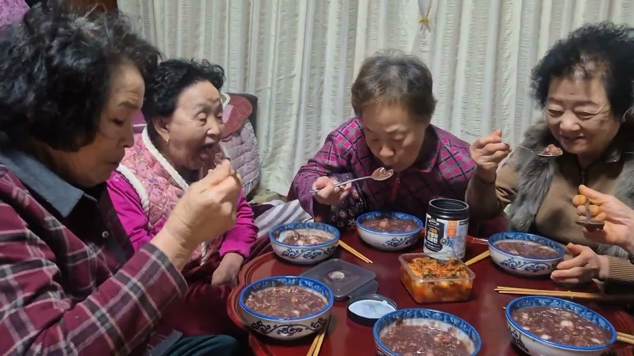 80살시골엄마 집에서 끓인 새알팥죽 한솥단지 따땃하고 마싰네~