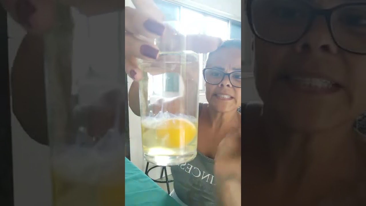Quebra magia negra com um ovo e um copo de &aacute;gua