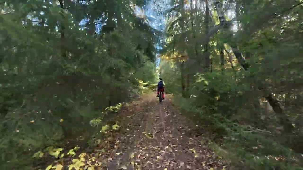 Tidaholms järnväg med cykel på banvallen från Valstads kyrka till väg 26