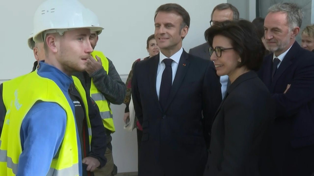 J-100: Emmanuel Macron visite le chantier du Grand Palais | AFP Images