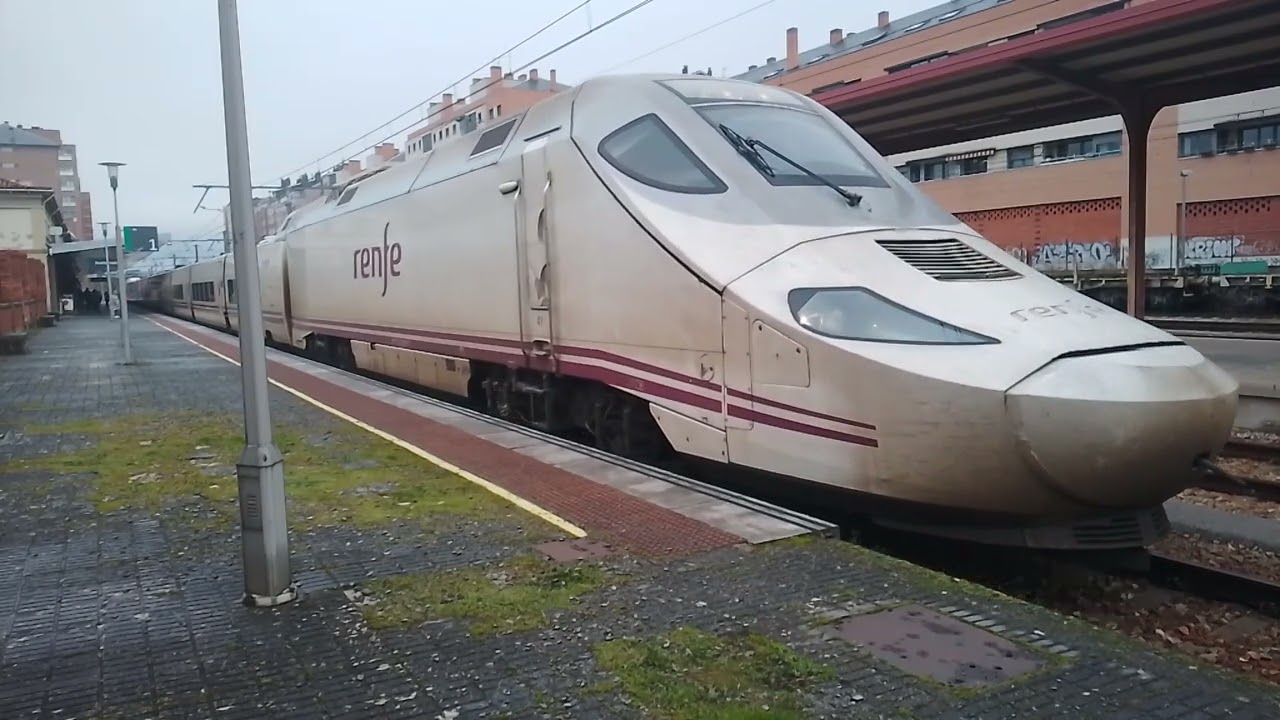 Alvia S 130 (Rama 41) destino Barcelona Sants entrando y saliendo de la estación de Ponferrada 
