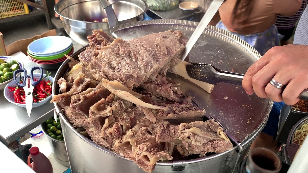 KakaBUKAS Lang PILA Kagad | JURASSIC Buto-Buto Bulalo in MANILA | Filipino Street Food