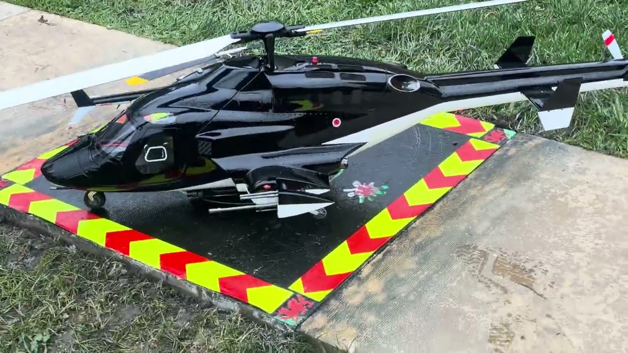 Roban and Yuxiang Airwolf x2 both good ones 😛🚁🏴󠁧󠁢󠁷󠁬󠁳󠁿 on new pad #rchelicopter #airwolf #bell222 🚁
