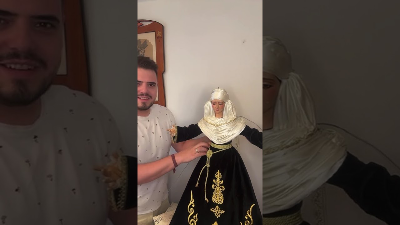 Vistiendo a la Virgen de la Encarnación para el mes todos los Santos difuntos.