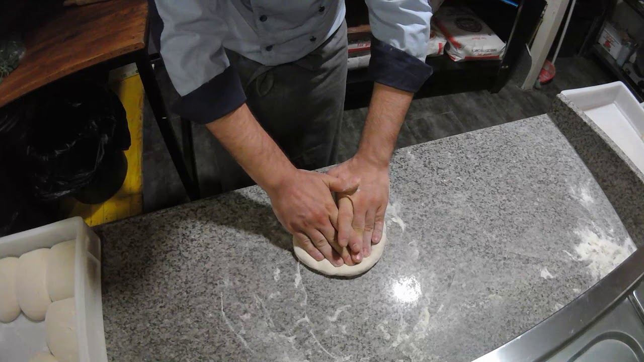 Estirar la pizza classica.l Al estilo Napolitano