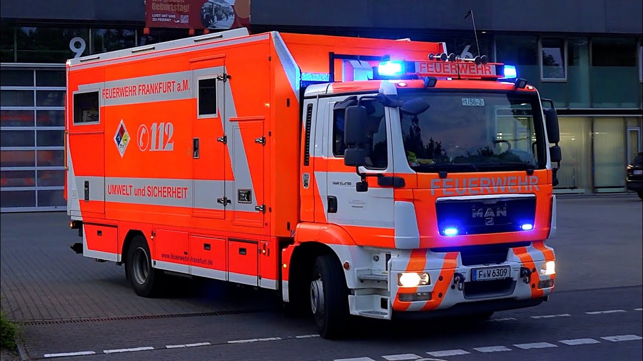 Einsatzfahrten von Feuerwehr, Rettungsdienst & Polizei in Frankfurt am Main - Zusammenschnitt