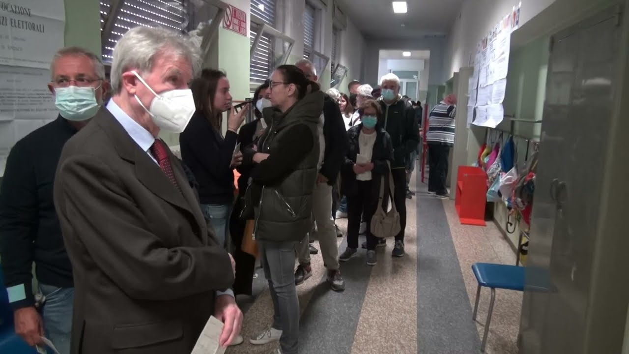 Seggi aperti fino alle 23