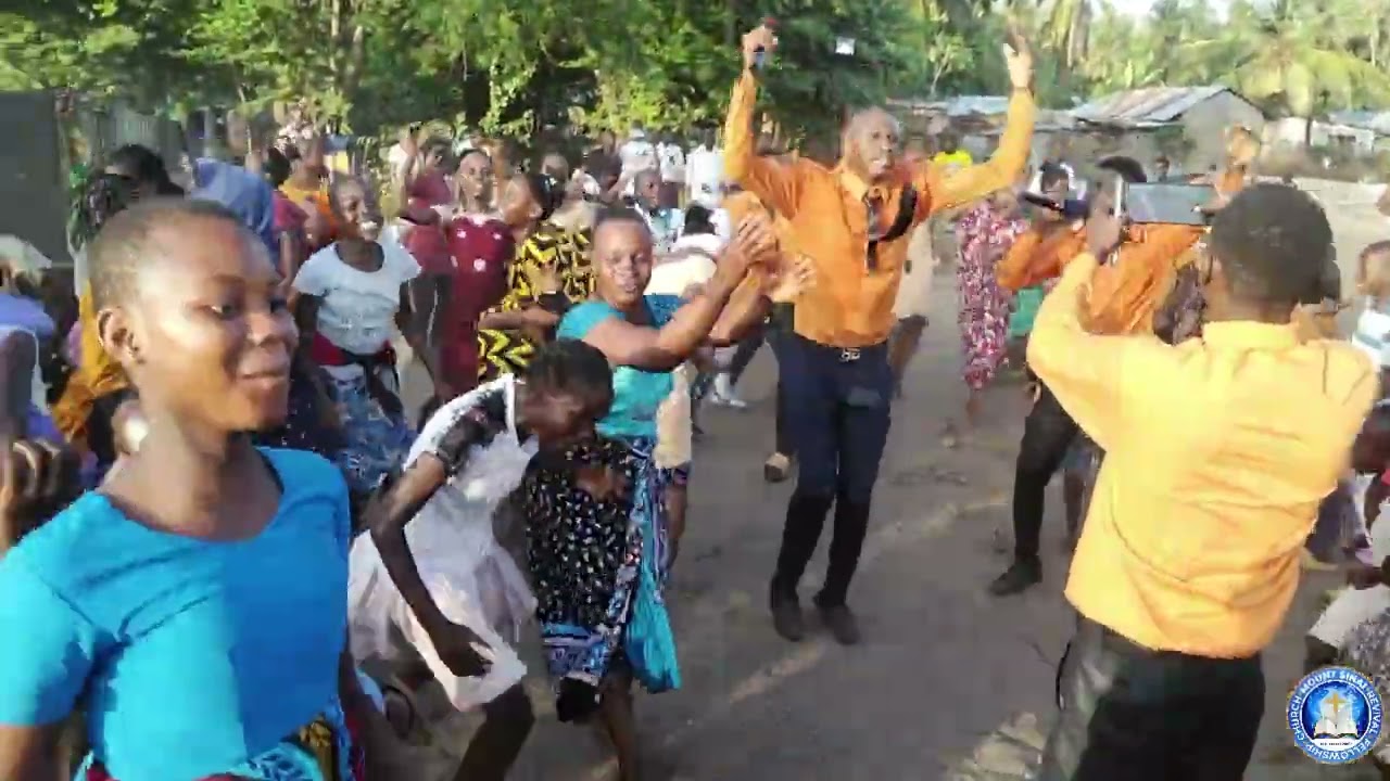 kila mwenye nguvu amrukie kristo