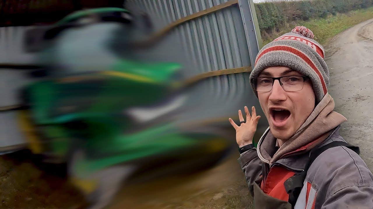 На ферму прибыл новый трактор!