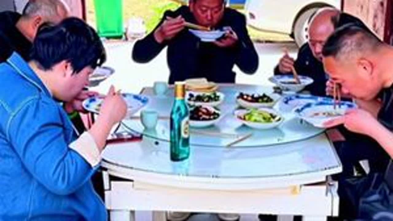 #羊肉滑脊 #荞见美好安徽 #家乡特色美食分享 #抖音美食创作人 #我要上热门 依依不舍的亲情 一份温暖的传递 儿在外想家 父在家想儿 愿生活越来越美好