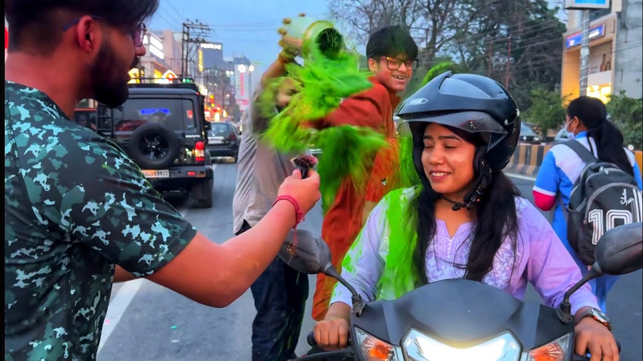 Water Throwing Prank In Public 😡 Ladkiyo Ko Bhiga Diya ‼️ Road Mein Ladayi Ho Gayi