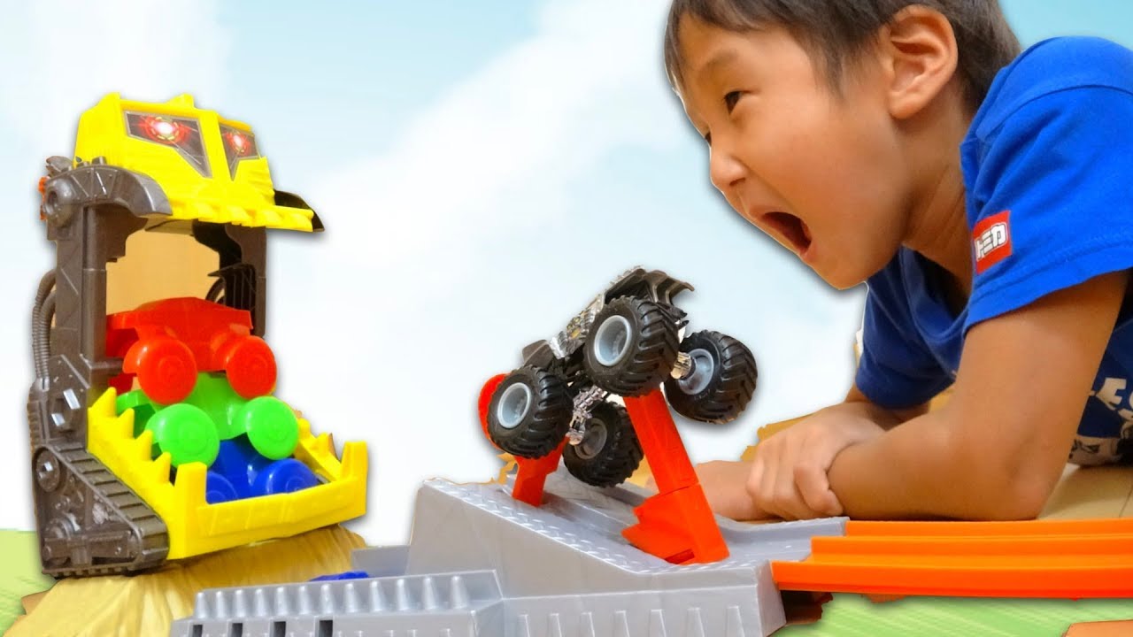 ぶつけて倒せ! ホットウィール モンスタートラック HotWheels